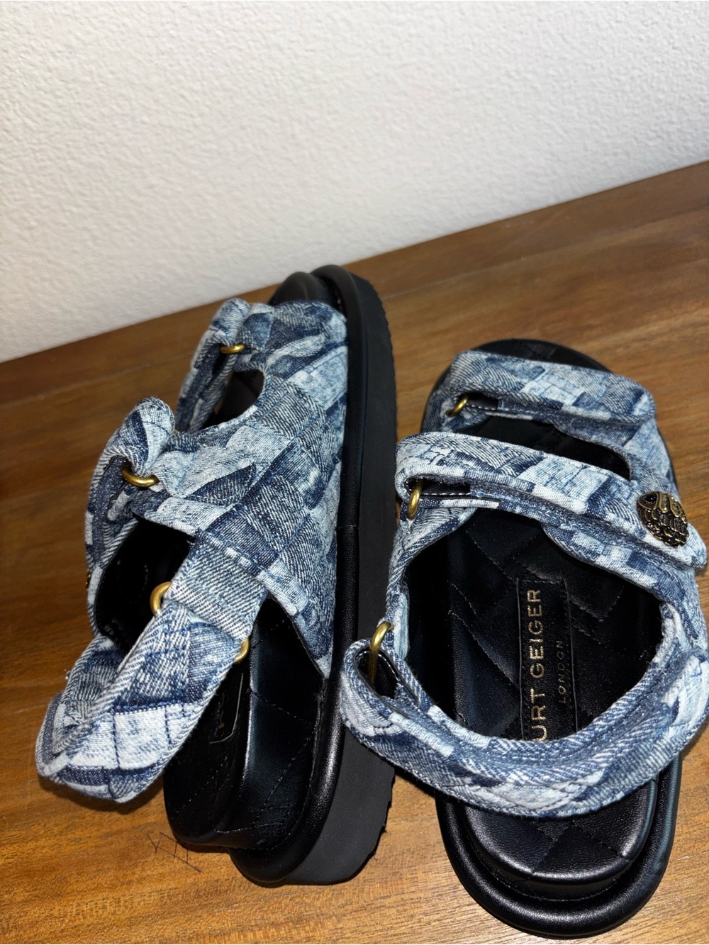 🆕 KURT GEIGER LONDON 🧿 NWOB Orson Blue Denim Velcro Dad Sandals Sz 6 - Picture 4 of 6